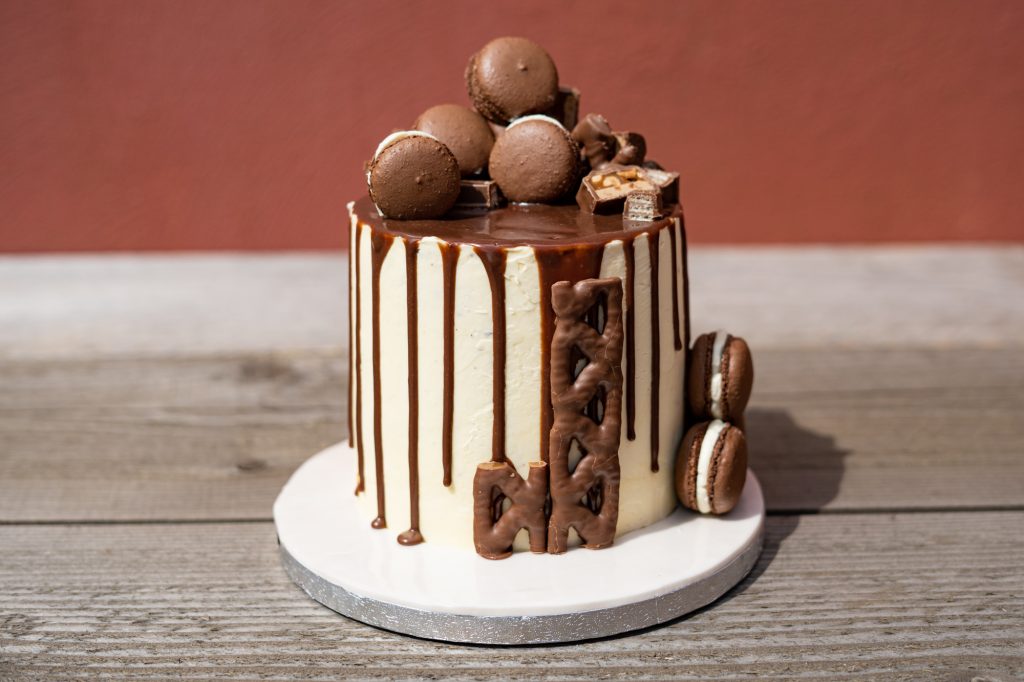 Chocolate macaroons and drip cake