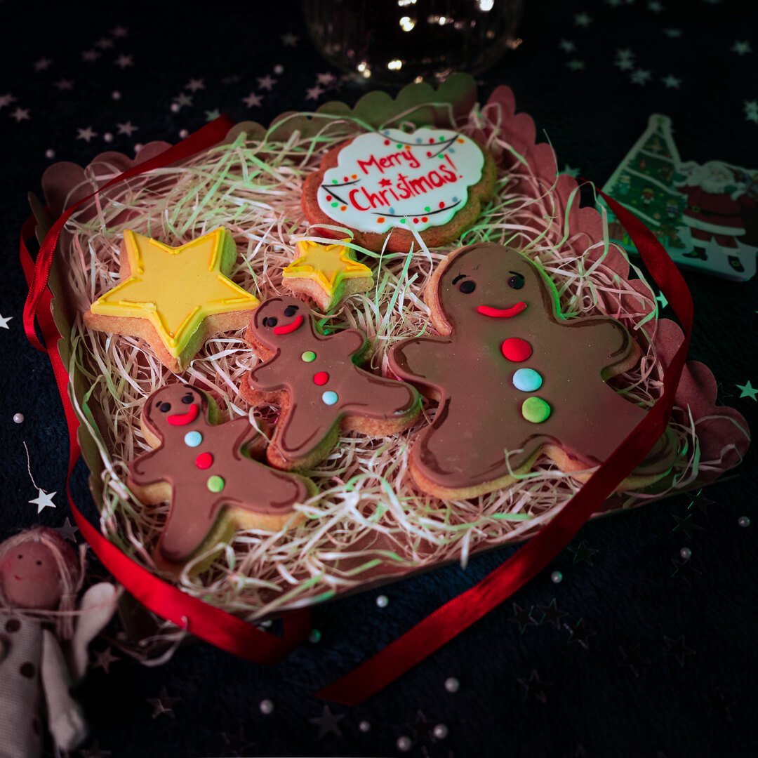 Gingerbread men cookie gift set open
