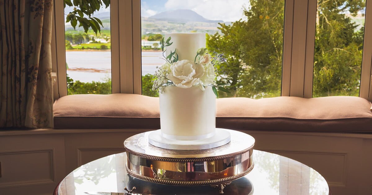 Timeless Wedding Cake Trends for 2024 and 2025
